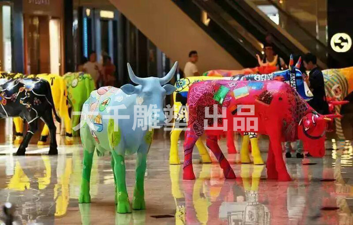 卡通动漫雕塑：彩绘牛